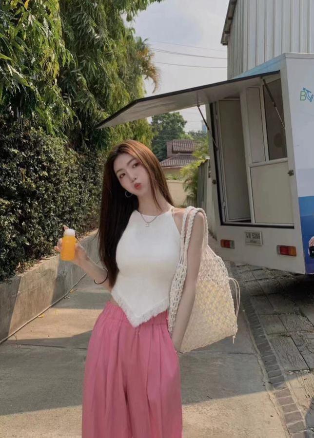 粉色系穿搭甜美来袭